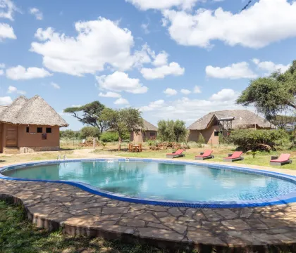 RR5H6275 — Pool and lounge chairs